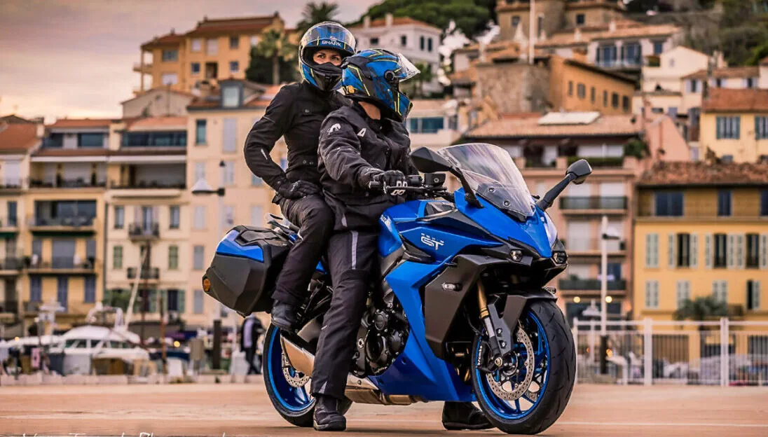 Suzuki GSX-S1000GT, uutuudessa on varustetasoa, mukavuutta ja ominaisuuksia, joita matkamotoristi osaa arvostaa. Suzuki GSX-S1000GT, uutuudessa on varustetasoa, mukavuutta ja ominaisuuksia, joita matkamotoristi osaa arvostaa.